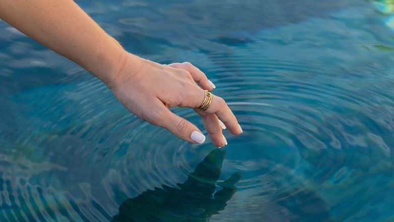 Bien hiverner sa piscine : les bons gestes à l’automne