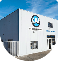 KAP by Univerpool magasin de Trets, affichant des équipements de piscine à l'extérieur.