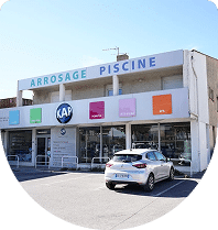 KAP by Univerpool magasin à Trets, présentant des équipements de piscine à l'extérieur.