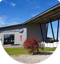 KAP by Univerpool magasin de Trets, extérieur moderne avec jardin et ciel bleu.