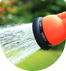 KAP by Univerpool équipement d'irrigation avec un pulvérisateur orange en action.