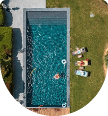 KAP by Univerpool équipement de piscine avec eau claire et chaises longues à proximité.