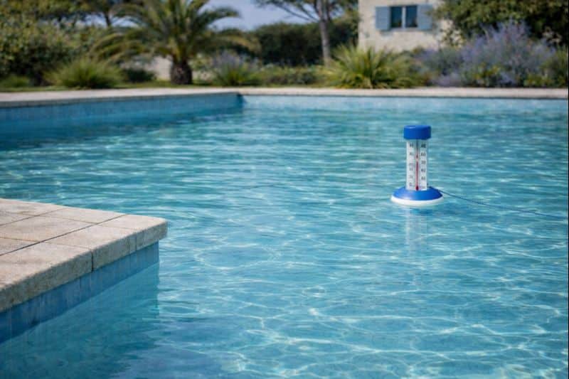 Piscine extérieure avec eau calme illustrant l’influence des conditions météo sur la température de l’eau