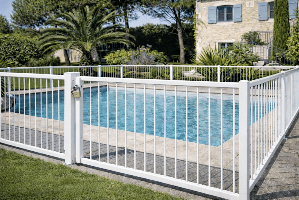 Dispositif de sécurité pour piscine conforme aux normes avant la saison