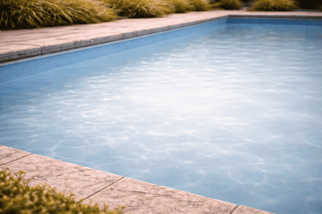 Illustration d’une piscine à l’eau laiteuse montrant un bassin trouble lié à un déséquilibre de l’eau et à une filtration insuffisante