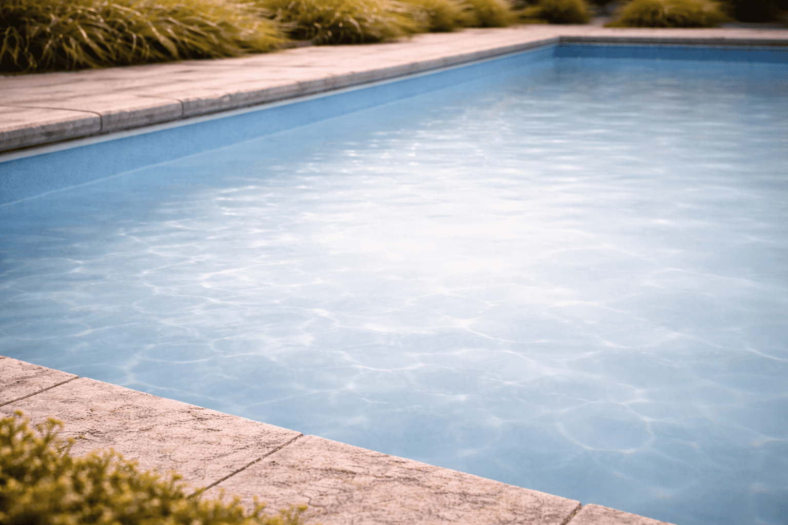 Illustration d’une piscine à l’eau laiteuse montrant un bassin trouble lié à un déséquilibre de l’eau et à une filtration insuffisante